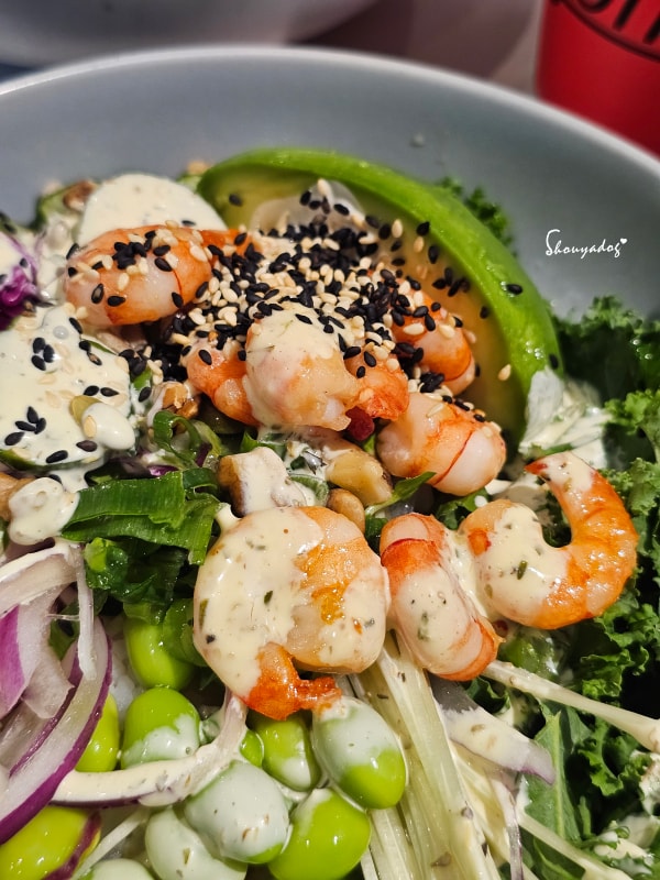 忠孝SOGO美食|gonna EXPRESS:細品地中海風格的原型食物。Power Bowl 跟 Poke 哪裡不同? - 第5張圖 根島海蝦酪梨碗-緊緻飽滿的海蝦與毛豆配料-特寫