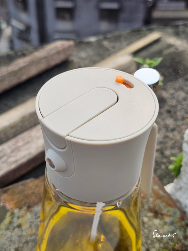 廚房好物推薦 | CUGF廚貴妃:不傷鍋的包鋼矽膠鍋鏟、自動開合噴倒兩用油瓶,小瓢蟲也愛的料理時光 - 第6張圖 廚房好物開箱-小瓢蟲客串-噴倒兩用油瓶開關設計