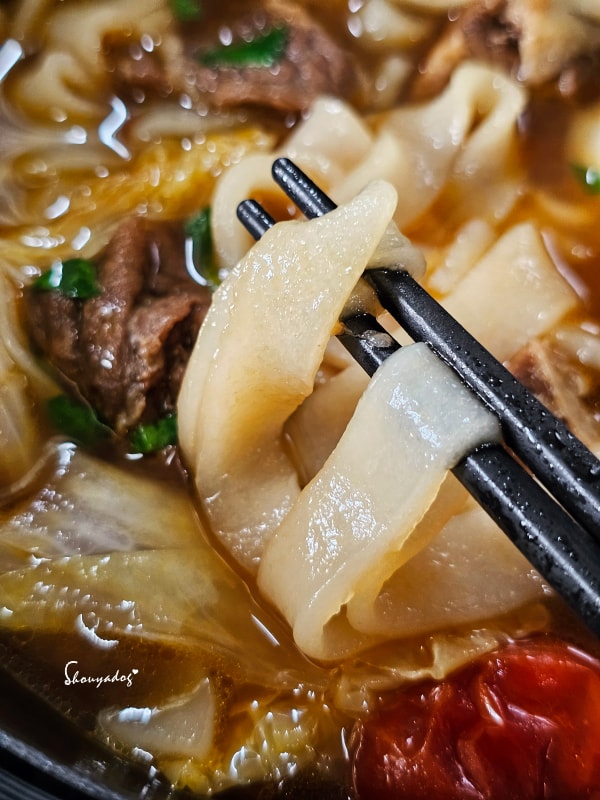 紅燒牛肉湯粄條-牛肋條與小番茄白菜的組合-粄條特寫