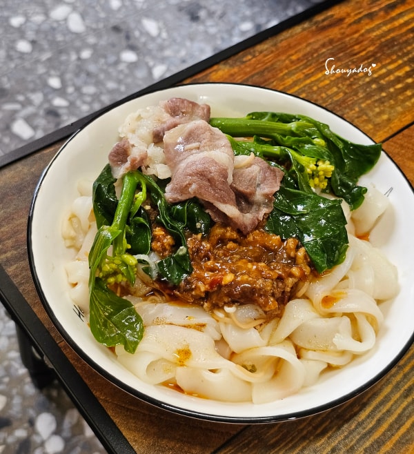 栗園米食-國宴粄條-紅油擔擔粄條-四川大紅袍花椒香與羊肉片