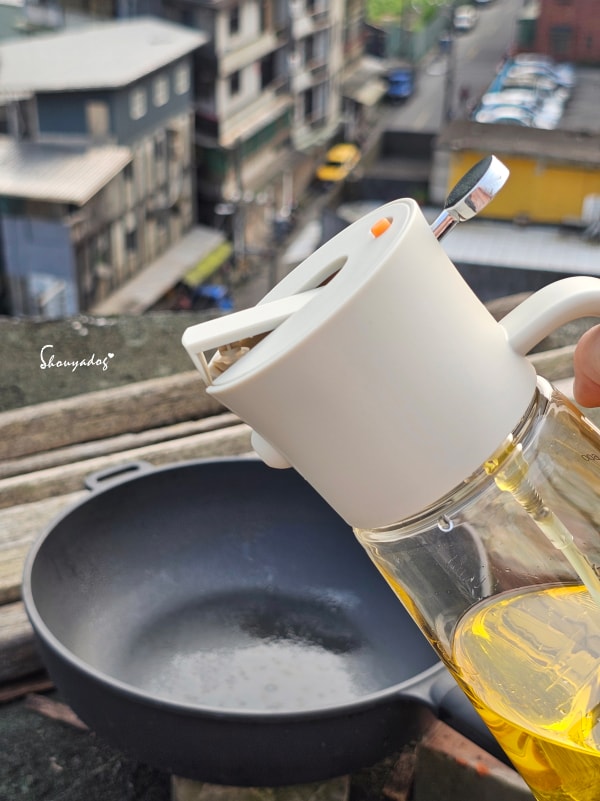 廚房好物推薦 | CUGF廚貴妃:不傷鍋的包鋼矽膠鍋鏟、自動開合噴倒兩用油瓶,小瓢蟲也愛的料理時光 - 第10張圖 CUGF-廚貴妃-噴倒兩用油瓶-高硼矽玻璃-自動開合-倒油