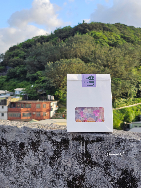 宅配甜點|咬一口 TAKE A BITE 琥珀荔枝酥:姊妹們的優雅下午茶點,清爽不掉屑的一口酥 - 第2張圖 簡約溫暖的紙袋設計:15顆獨立包裝,隨時隨地開啟療癒食光