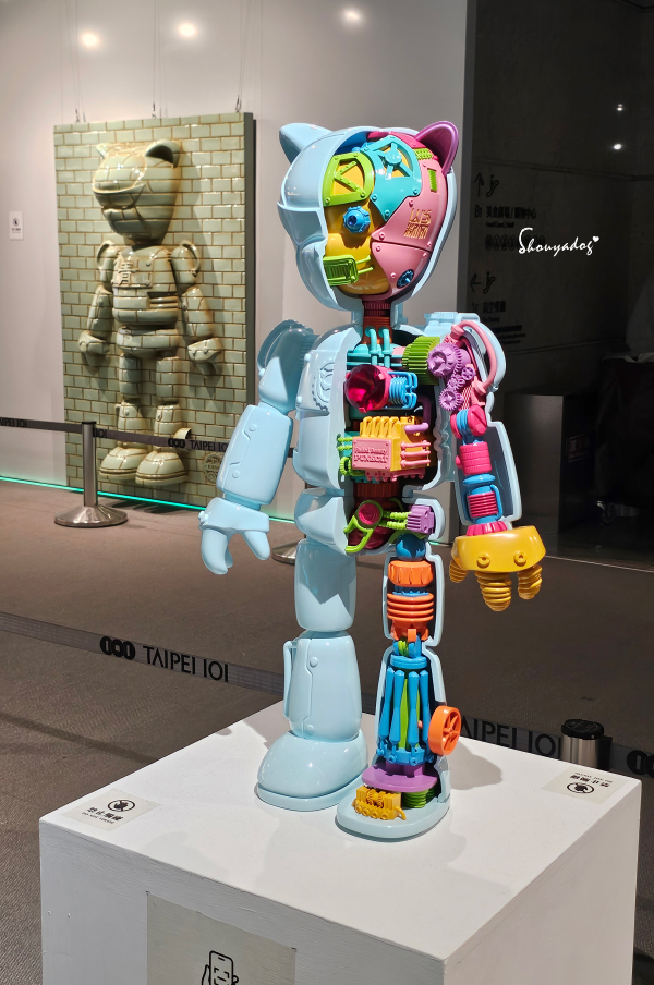 台北101潮流打卡展覽-方文山數位藝術宇宙限量潮流公仔作品-龐克貓（紅顏如霜款）