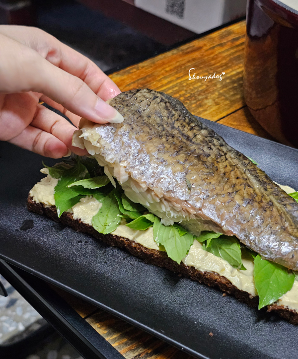 地中海輕食食譜:Mezete 香草鷹嘴豆泥鱸魚三明治、馬鈴薯扁豆精力湯與蒜香青醬雞腿排恐龍造型義大利麵餐盒 - 第7張圖 放上魚排
