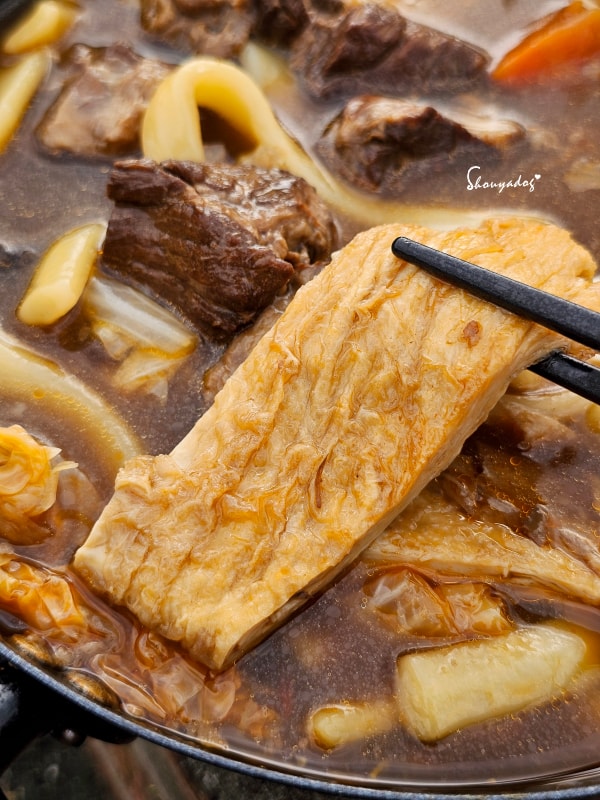 加入基隆手工甜不辣與豆皮的椒麻豬肉麵，豐富的家常料理
