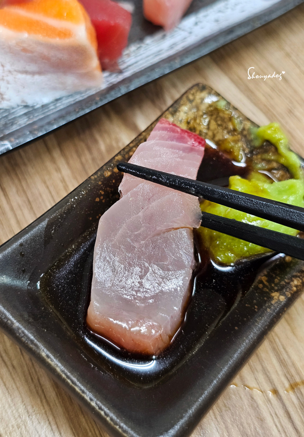 淡水美食推薦-阿賓哥平價生魚片丼飯-生魚片沾醬油
