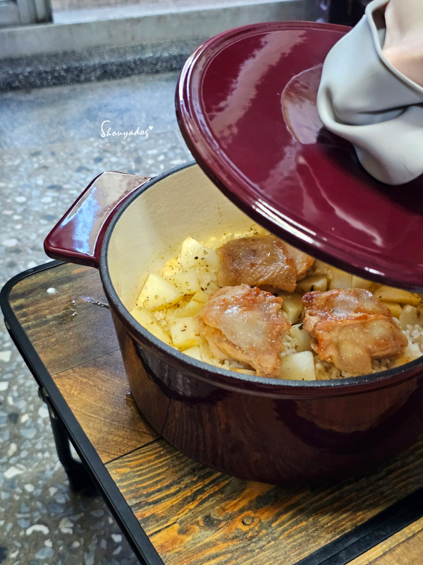 鑄鐵鍋料理-慢火烘烤出完美酥脆焦香鍋巴的松露雞腿排飯開蓋