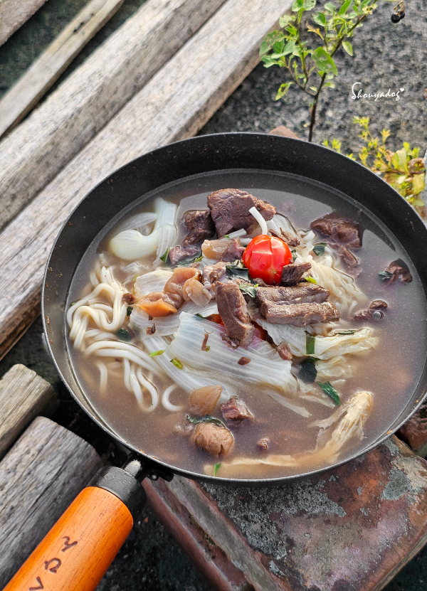 KKLife2026常溫湯麵開箱|出國/懶人必備台灣味!茶香清燉牛肉麵、藥膳軟骨麵、胡椒豬肚軟骨麵,你最愛哪一味? - 第13張圖 KKLife茶香清燉牛肉麵 搭配白菜番茄煮好的清爽湯麵