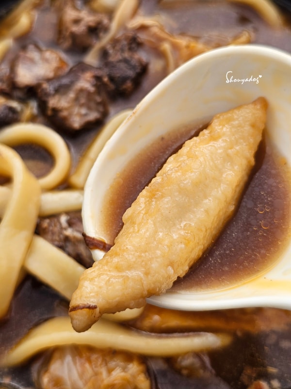 加入基隆手工甜不辣與豆皮的椒麻豬肉麵，豐富的家常料理-特寫