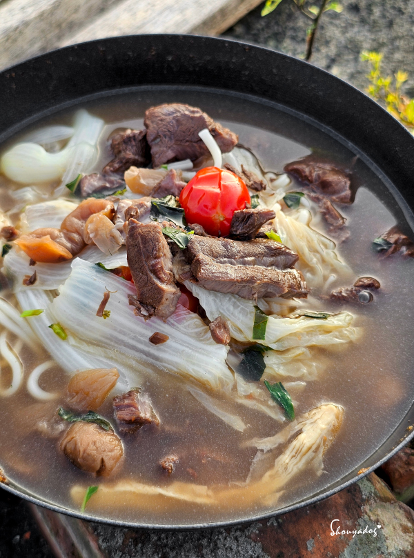 KKLife2026常溫湯麵開箱|出國/懶人必備台灣味!茶香清燉牛肉麵、藥膳軟骨麵、胡椒豬肚軟骨麵,你最愛哪一味? - 第14張圖 KKLife茶香清燉牛肉麵 搭配白菜番茄煮好的清爽湯麵特寫