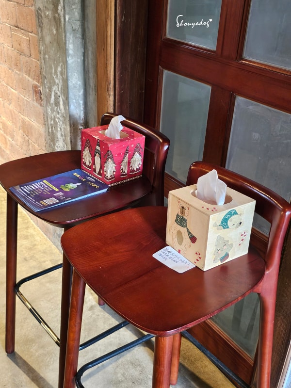 淡水校園秘境|QP Terrace 覺軒會館:森林系玻璃小屋的精緻午餐與宮廷裡的烏龜疊疊樂 - 第14張圖 QP Terrace 覺軒會館室內景觀-淡江大學森林系餐廳-衛生紙
