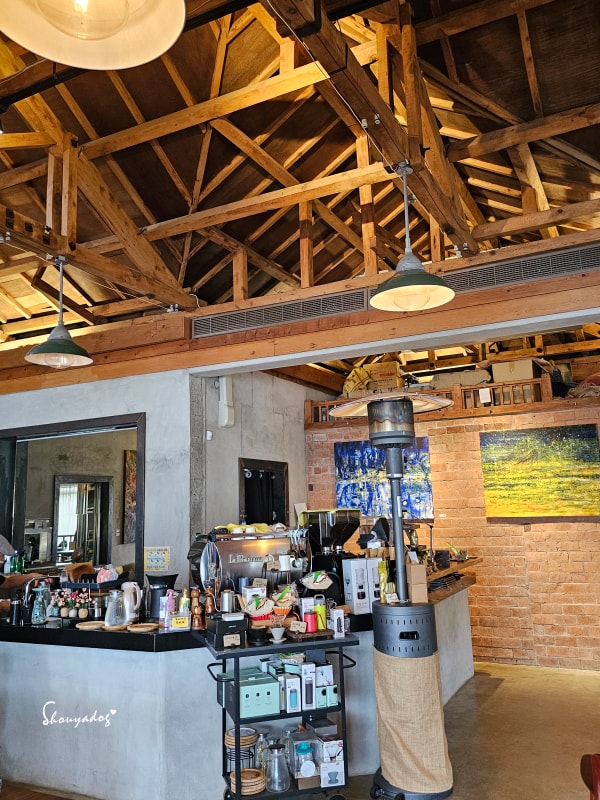 淡水校園秘境|QP Terrace 覺軒會館:森林系玻璃小屋的精緻午餐與宮廷裡的烏龜疊疊樂 - 第16張圖 QP Terrace 覺軒會館室內景觀-淡江大學森林系餐廳-櫃台