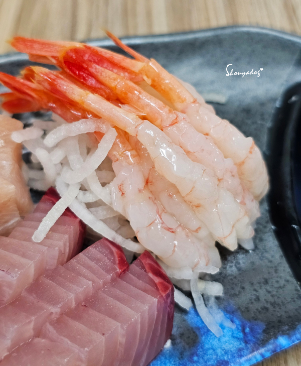 阿賓哥平價生魚片-精緻小巧的迷你有卵甜蝦特寫