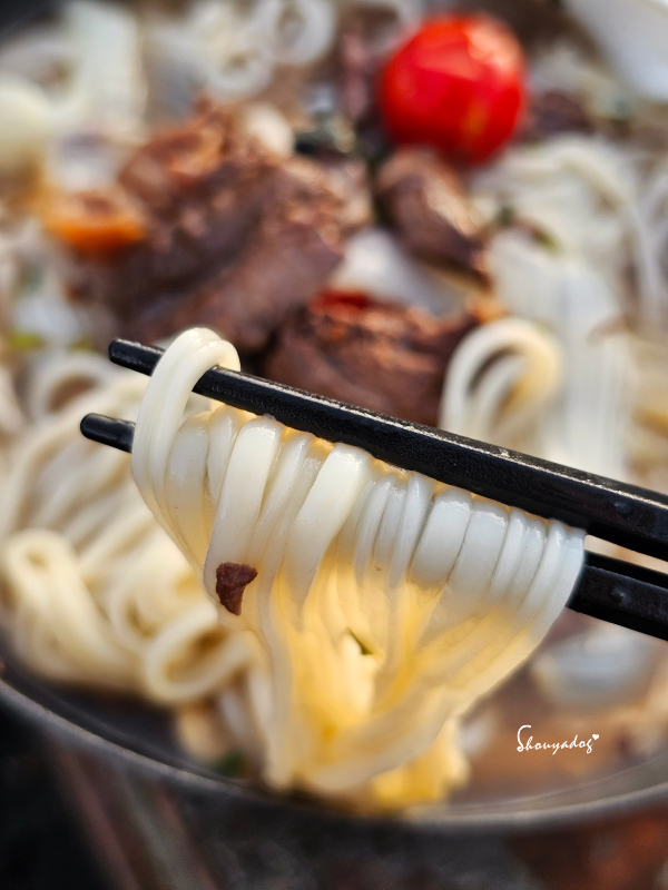 KKLife2026常溫湯麵開箱|出國/懶人必備台灣味!茶香清燉牛肉麵、藥膳軟骨麵、胡椒豬肚軟骨麵,你最愛哪一味? - 第18張圖 KKLife常溫湯麵 心型凹槽麵條吸附湯汁特寫