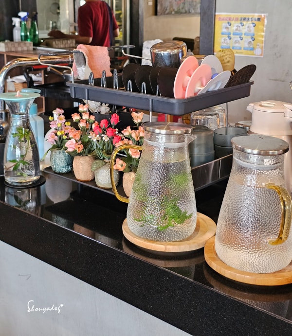 淡水校園秘境|QP Terrace 覺軒會館:森林系玻璃小屋的精緻午餐與宮廷裡的烏龜疊疊樂 - 第17張圖 QP Terrace 覺軒會館室內景觀-淡江大學森林系餐廳-自製萬壽菊水