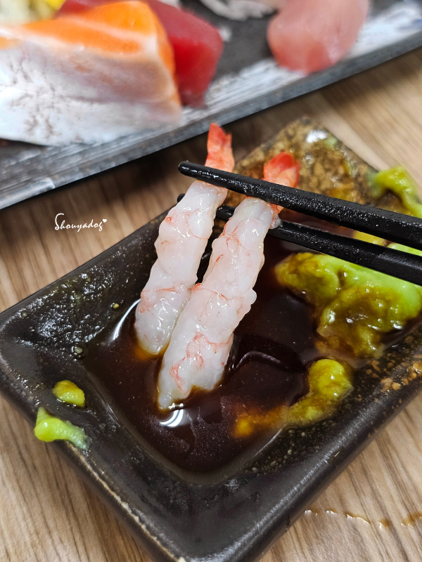 阿賓哥平價生魚片-精緻小巧的迷你有卵甜蝦-夾起