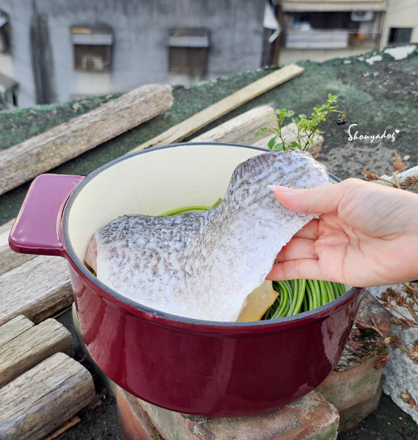 無水料理食譜-利用鑄鐵鍋高密合度鎖水蒸熟的水蓮鮮嫩魚排