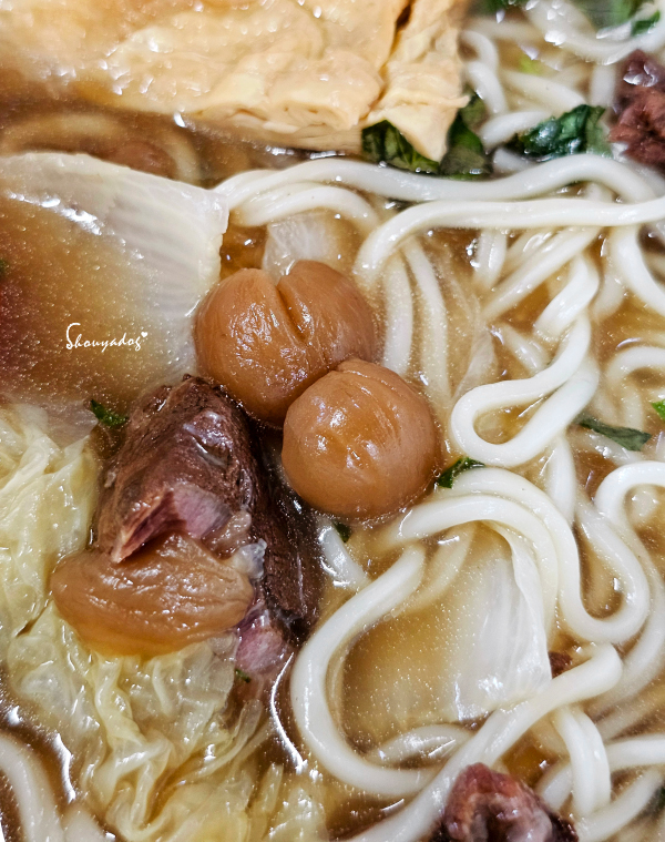 KKLife2026常溫湯麵開箱|出國/懶人必備台灣味!茶香清燉牛肉麵、藥膳軟骨麵、胡椒豬肚軟骨麵,你最愛哪一味? - 第15張圖 KKLife茶香清燉牛肉麵 美國牛腱心細火慢燉的肉質特寫-桂圓