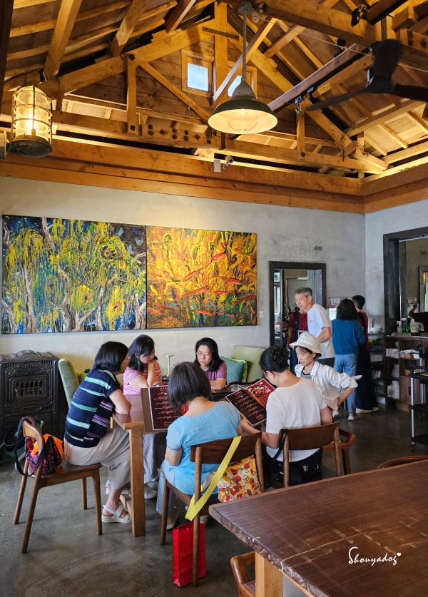 淡水校園秘境|QP Terrace 覺軒會館:森林系玻璃小屋的精緻午餐與宮廷裡的烏龜疊疊樂 - 第18張圖 QP Terrace 覺軒會館室內景觀-淡江大學森林系餐廳-用餐環境