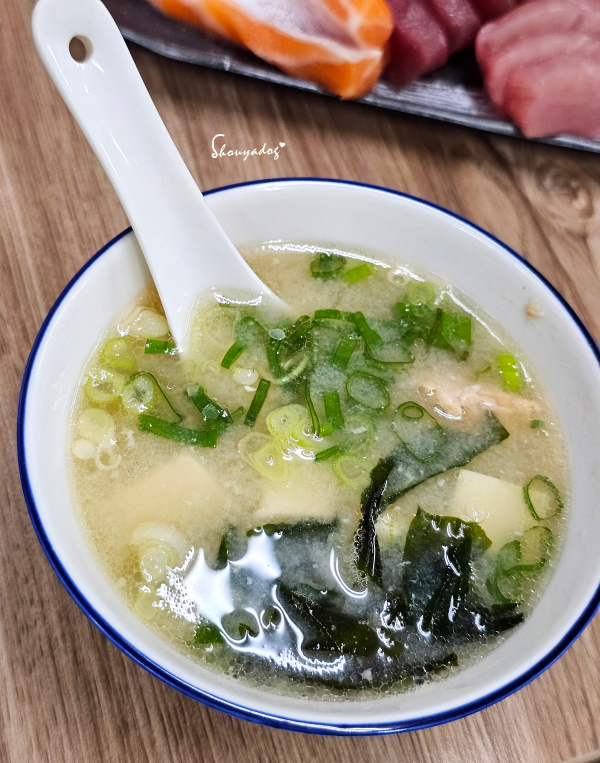 阿賓哥平價生魚片-免費無限續喝的鮭魚味噌湯與海帶芽蔥花