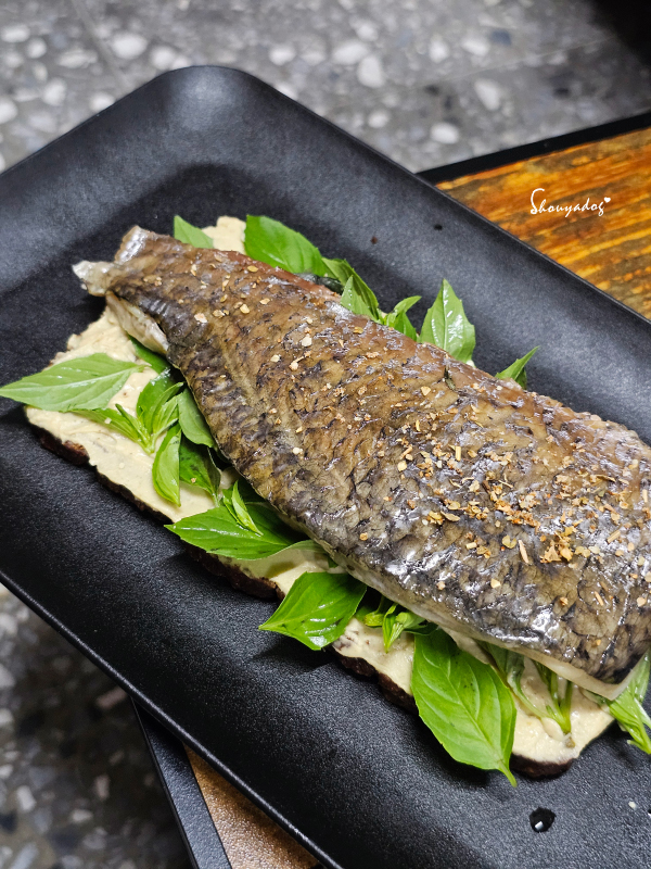 地中海輕食食譜:Mezete 香草鷹嘴豆泥鱸魚三明治、馬鈴薯扁豆精力湯與蒜香青醬雞腿排恐龍造型義大利麵餐盒 - 第10張圖 地中海飲食-Open-faced_Fish_Sandwich與冷壓南瓜籽油精緻輕食溫沙拉