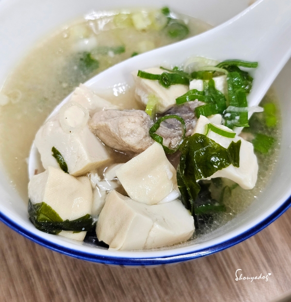 阿賓哥平價生魚片-免費無限續喝的鮭魚味噌湯與海帶芽蔥花-挖起來特寫