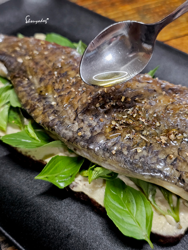 地中海輕食食譜:Mezete 香草鷹嘴豆泥鱸魚三明治、馬鈴薯扁豆精力湯與蒜香青醬雞腿排恐龍造型義大利麵餐盒 - 第9張圖 地中海飲食-Open-faced_Fish_Sandwich與冷壓南瓜籽油精緻輕食溫沙拉特寫