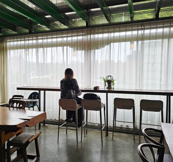 淡水校園秘境|QP Terrace 覺軒會館:森林系玻璃小屋的精緻午餐與宮廷裡的烏龜疊疊樂 - 第20張圖 QP Terrace 覺軒會館室內景觀-淡江大學森林系餐廳-窗邊吧檯