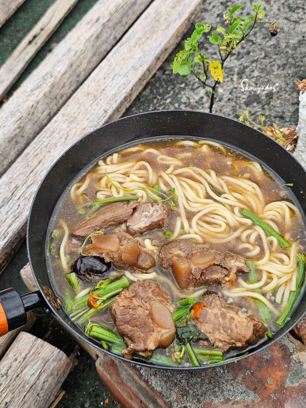 KKLife2026常溫湯麵開箱|出國/懶人必備台灣味!茶香清燉牛肉麵、藥膳軟骨麵、胡椒豬肚軟骨麵,你最愛哪一味? - 第5張圖 藥膳軟骨麵:台灣夜市老滋味,不費牙的超脆軟骨太驚豔!