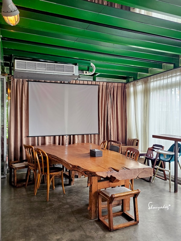 淡水校園秘境|QP Terrace 覺軒會館:森林系玻璃小屋的精緻午餐與宮廷裡的烏龜疊疊樂 - 第21張圖 QP Terrace 覺軒會館室內景觀-淡江大學森林系餐廳-投影區