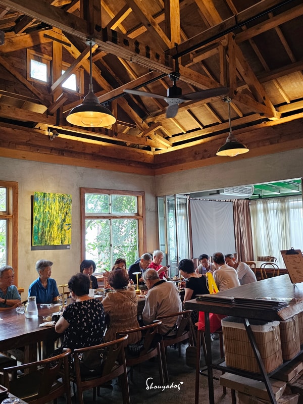淡水校園秘境|QP Terrace 覺軒會館:森林系玻璃小屋的精緻午餐與宮廷裡的烏龜疊疊樂 - 第23張圖 QP Terrace 覺軒會館室內景觀-淡江大學森林系餐廳-窗邊區