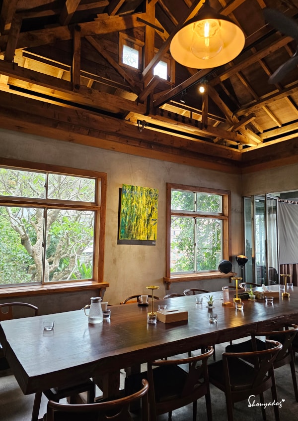 淡水校園秘境|QP Terrace 覺軒會館:森林系玻璃小屋的精緻午餐與宮廷裡的烏龜疊疊樂 - 第24張圖 QP Terrace 覺軒會館室內景觀-淡江大學森林系餐廳-窗邊空景