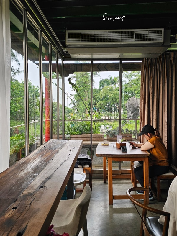淡水校園秘境|QP Terrace 覺軒會館:森林系玻璃小屋的精緻午餐與宮廷裡的烏龜疊疊樂 - 第26張圖 QP Terrace 覺軒會館室內景觀-淡江大學森林系餐廳-落地窗