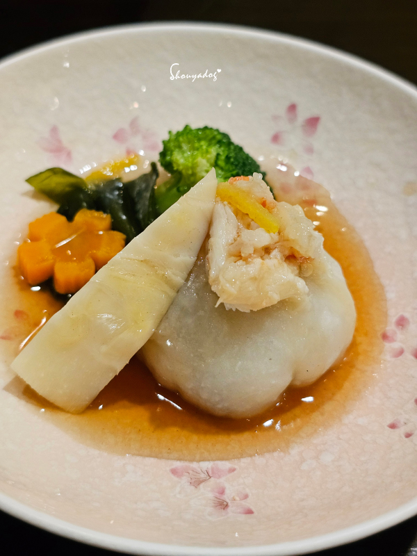 心月懷石必吃手工菜-招牌煮物山藥包內餡蝦肉蟹肉絲與柴魚昆布高湯芡汁