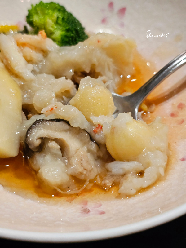 心月懷石必吃手工菜-招牌煮物山藥包內餡蝦肉蟹肉絲與柴魚昆布高湯芡汁-香菇與銀杏