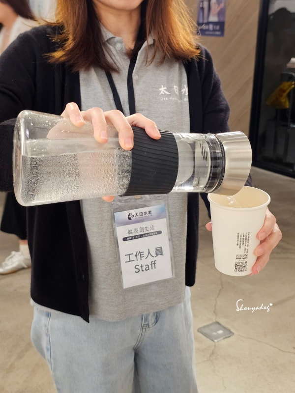 OTA-太田水素-奈米氫水機-隋棠代言-氫水機體驗會-工作人員倒水