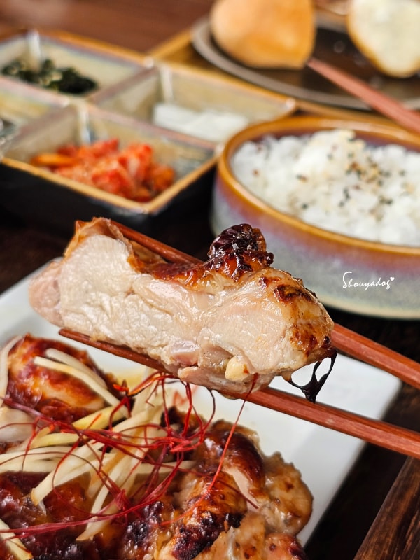 淡水校園秘境|QP Terrace 覺軒會館:森林系玻璃小屋的精緻午餐與宮廷裡的烏龜疊疊樂 - 第31張圖 QP Terrace 覺軒會館室內景觀-淡江大學森林系餐廳-薑汁香烤雞腿排-夾起肉