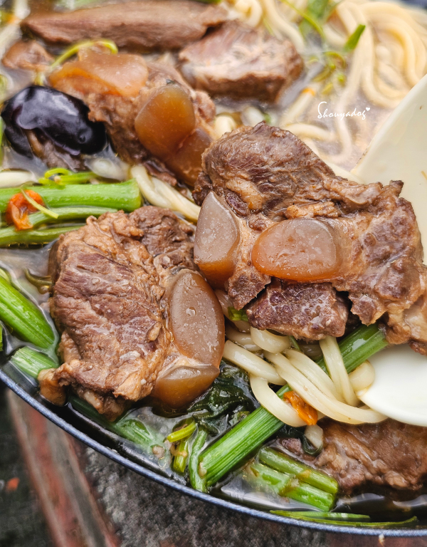 KKLife2026常溫湯麵開箱|出國/懶人必備台灣味!茶香清燉牛肉麵、藥膳軟骨麵、胡椒豬肚軟骨麵,你最愛哪一味? - 第6張圖 KKLife藥膳軟骨麵 軟骨口感特寫 不費牙的Q彈軟骨