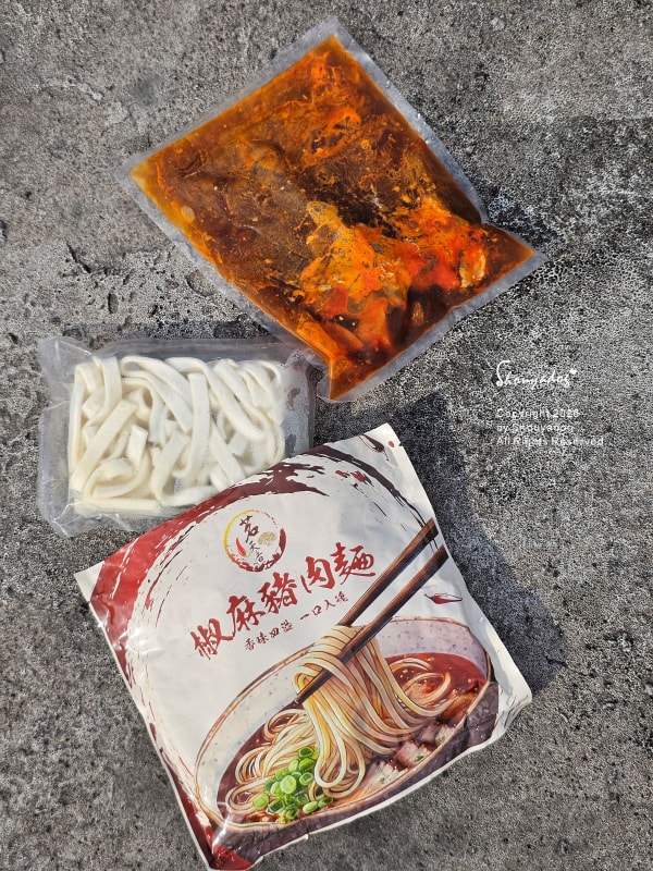 茗天香椒麻豬肉麵內容物，沉甸甸的冷凍即食包裝-打開