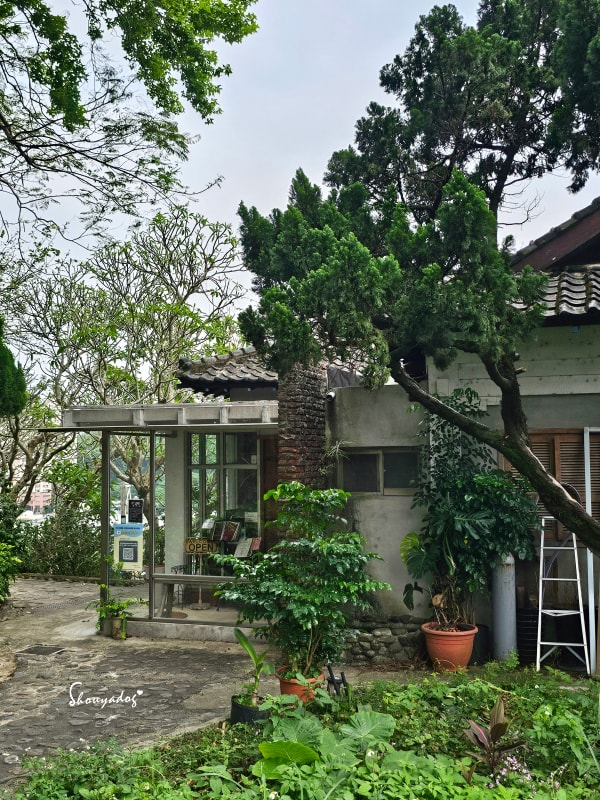 淡水校園秘境|QP Terrace 覺軒會館:森林系玻璃小屋的精緻午餐與宮廷裡的烏龜疊疊樂 - 第46張圖 QP Terrace 覺軒會館-淡江大學森林系餐廳-另一側外觀