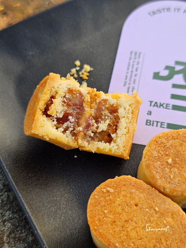 宅配甜點|咬一口 TAKE A BITE 琥珀荔枝酥:姊妹們的優雅下午茶點,清爽不掉屑的一口酥 - 第6張圖 精緻團購美食-咬一口TAKE_A_BITE琥珀荔枝酥清爽酥鬆餅皮特寫