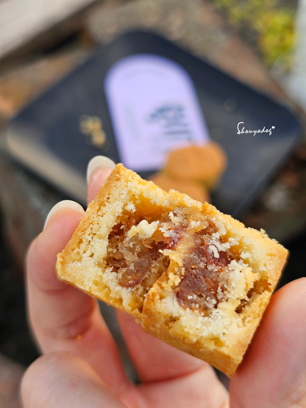 宅配甜點|咬一口 TAKE A BITE 琥珀荔枝酥:姊妹們的優雅下午茶點,清爽不掉屑的一口酥 - 第7張圖 團購糕點開箱-帶有檸檬酸甜與荔枝果凍感內餡的琥珀荔枝酥斷面
