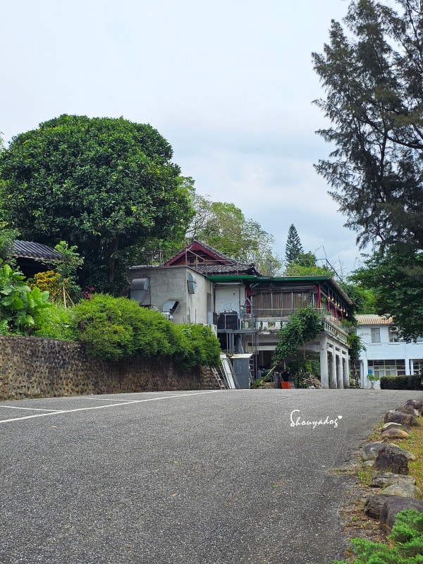 淡水校園秘境|QP Terrace 覺軒會館:森林系玻璃小屋的精緻午餐與宮廷裡的烏龜疊疊樂 - 第7張圖 淡水特色美食推薦-QP Terrace覺軒會館-外觀