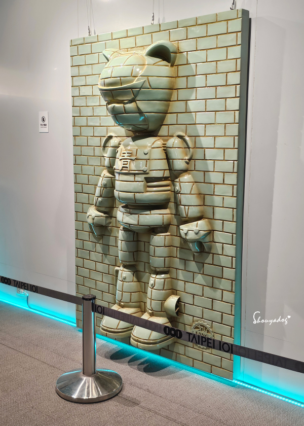台北101潮流打卡展覽-方文山數位藝術宇宙限量潮流公仔作品-龐克貓（青花瓷款）