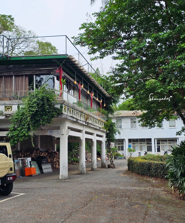 淡水校園秘境|QP Terrace 覺軒會館:森林系玻璃小屋的精緻午餐與宮廷裡的烏龜疊疊樂 - 第8張圖 淡水特色美食推薦-QP Terrace覺軒會館-外觀近景
