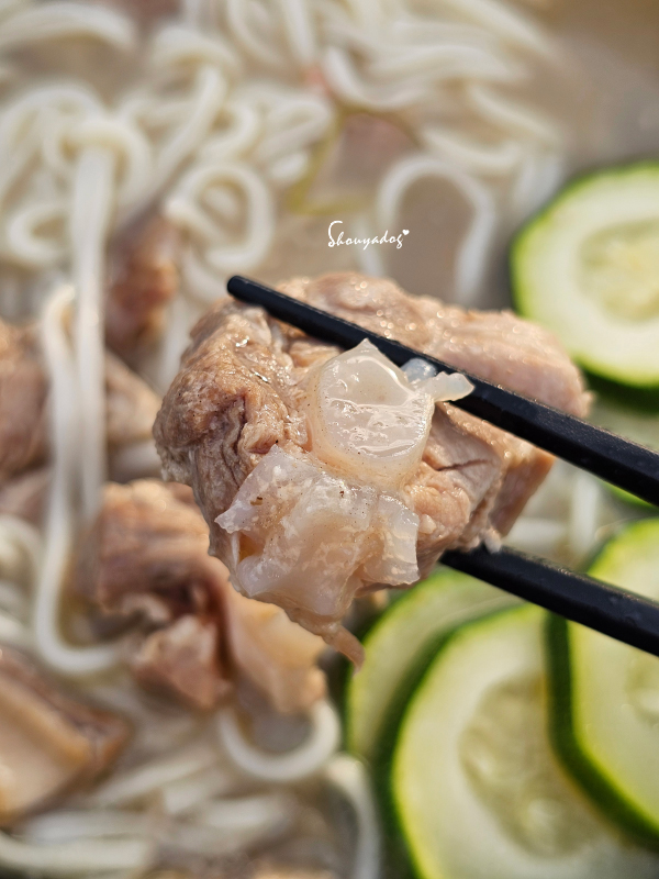 KKLife2026常溫湯麵開箱|出國/懶人必備台灣味!茶香清燉牛肉麵、藥膳軟骨麵、胡椒豬肚軟骨麵,你最愛哪一味? - 第10張圖 KKLife胡椒豬肚軟骨麵 搭配櫛瓜煮好的湯麵照片-夾起軟骨