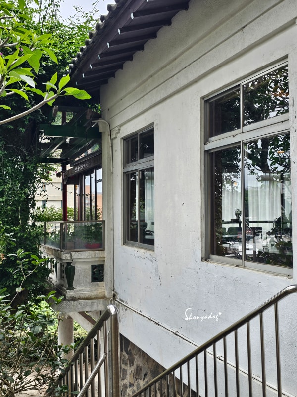 淡水校園秘境|QP Terrace 覺軒會館:森林系玻璃小屋的精緻午餐與宮廷裡的烏龜疊疊樂 - 第9張圖 淡水特色美食推薦-QP Terrace覺軒會館-樓梯