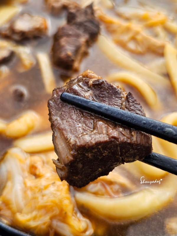 懶人晚餐首選，一碗療癒的椒麻豬肉麵食記-夾起肉