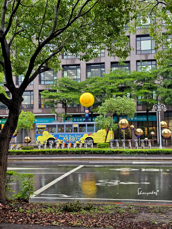 台北信義區景點-幾米月亮公車下雨天外觀遠景在大老遠就看到那一顆月亮