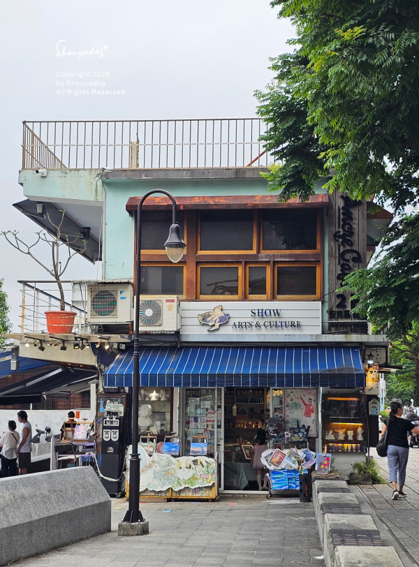 淡水老街美食|朝日夫婦沖繩風日式刨冰:滬尾漁港畔的微醺淡水霞光與藍莓優格,冰晶與淋醬合而為一的琴瑟和鳴✨ - 第15張圖 淡水第一漁港-滬尾漁港-商店